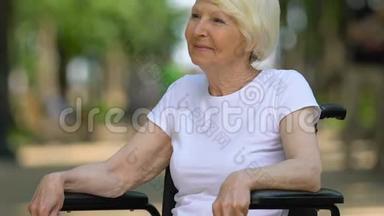 <strong>坐在公园里</strong>呼吸新鲜空气、康复的残疾妇女